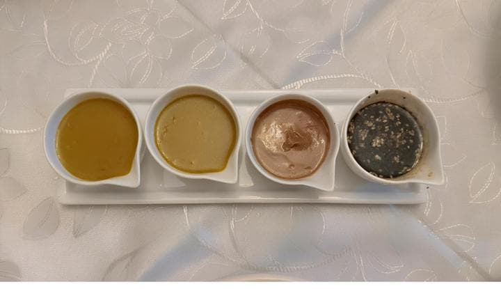 Quatro molhos artesanais em potinhos: mostarda e mel, tahine e teriyaki