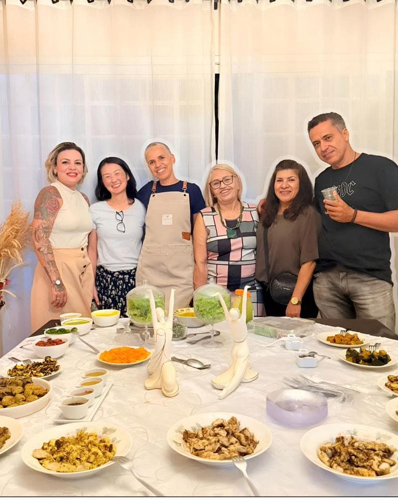 Família reunida ao redor da mesa em uma degustação da ZapSalada