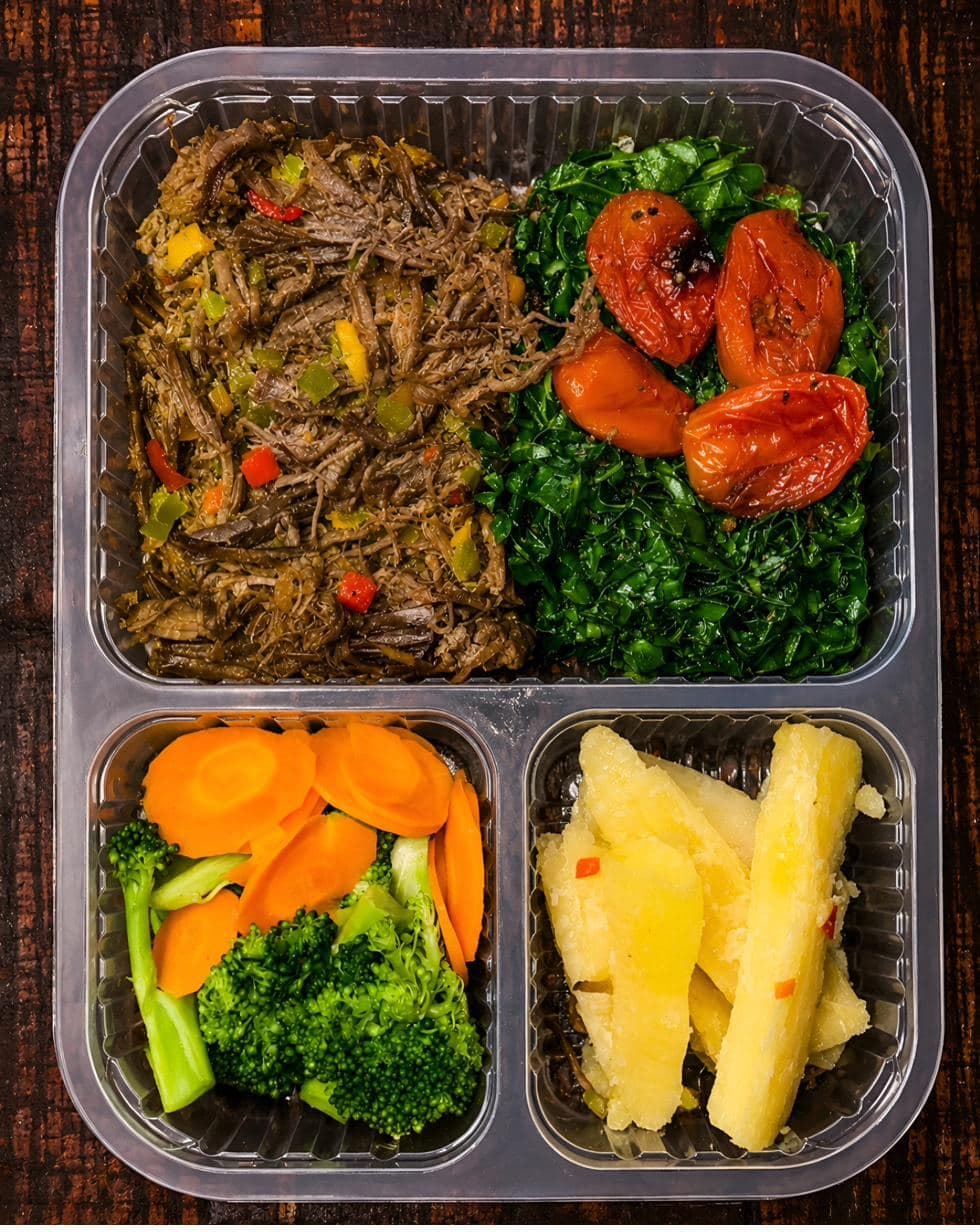 Marmita funcional da ZapSalada vista de cima: frango grelhado com microverdes, brócolis e legumes frescos sobre mesa de madeira escura