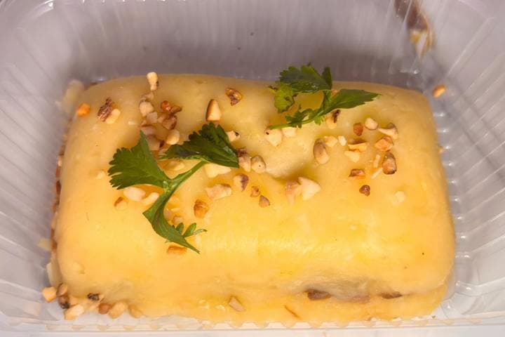 Escondidinho de carne desfiada com purê de mandioca