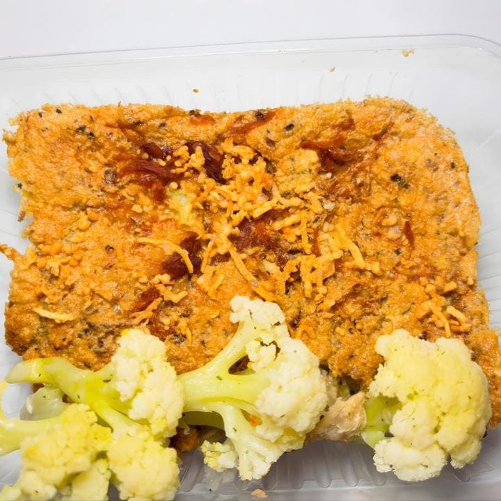 Omelete de couve-flor dourada em travessa