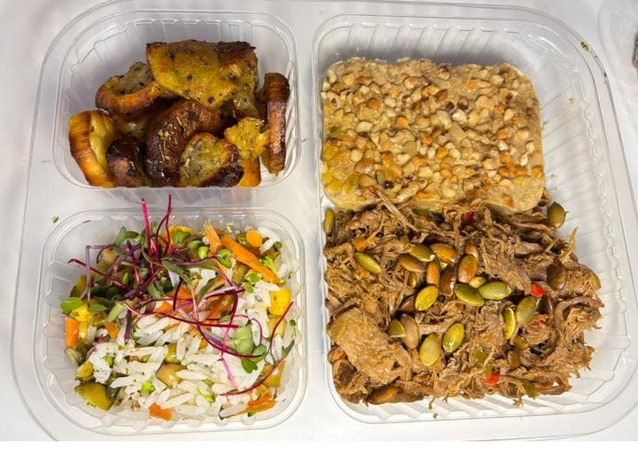 Prato Ação de Graça com carne desfiada, sementes e farofa de castanhas