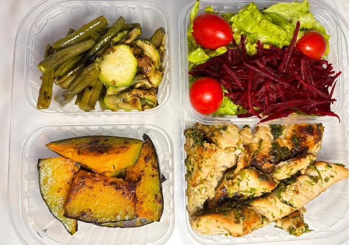 Salada Mediterrânea com frango ao pesto, abóbora assada e beterraba