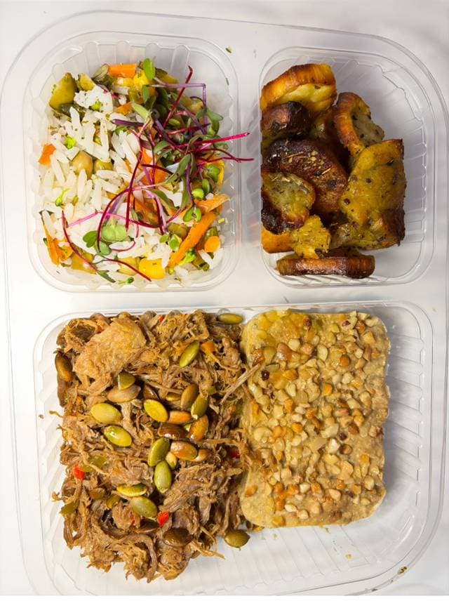 Arroz com legumes, carne desfiada e sementes de abóbora