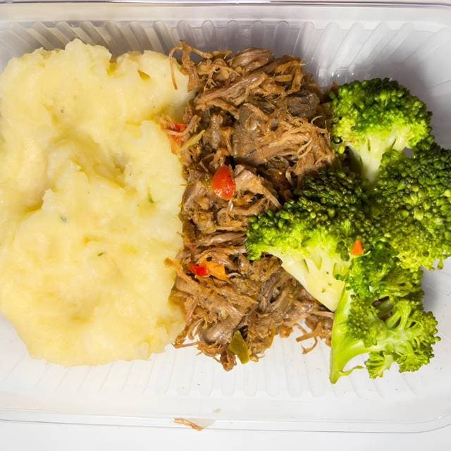 Purê de batata com carne desfiada, pimentões e brócolis