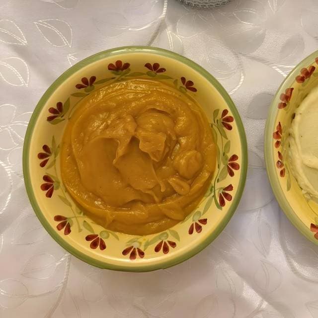 Purê cremoso de abóbora em travessa artesanal