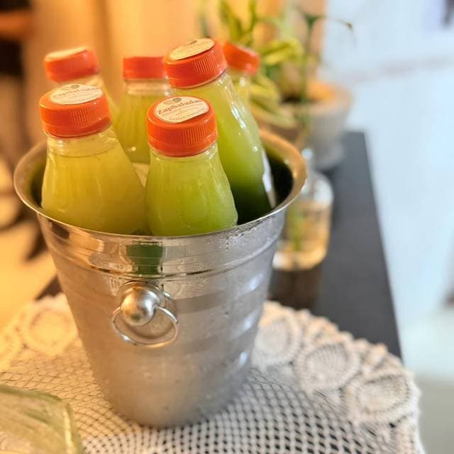 Sucos detox verdes em balde de gelo